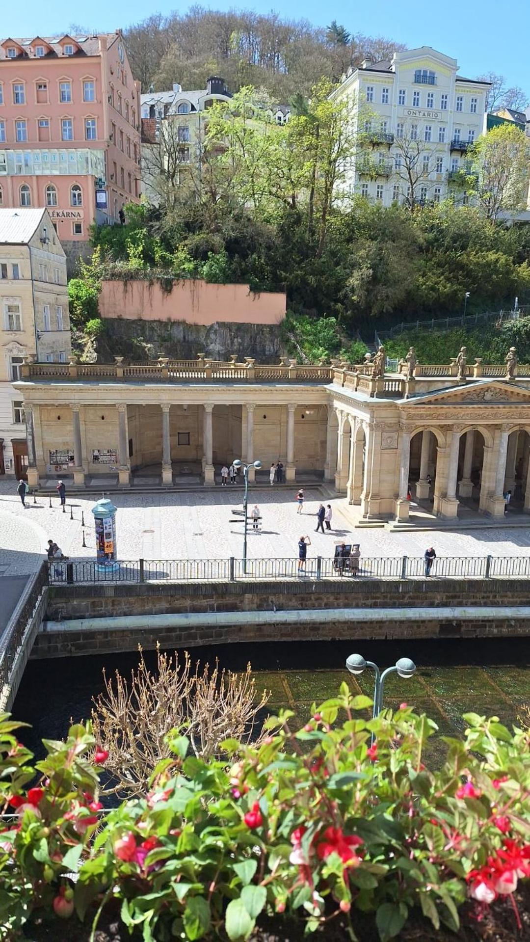 Apartments Stubsi With Colonnade View Karlowe Wary Zewnętrze zdjęcie